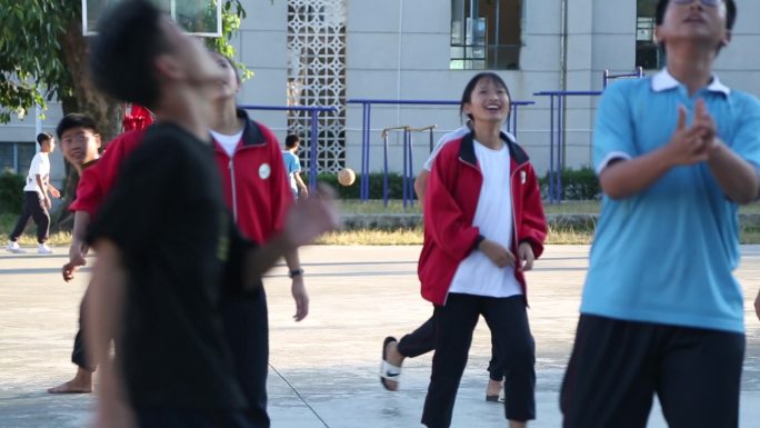 小学生在课间打篮球