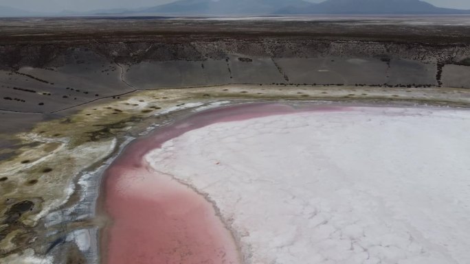 奇帕亚流星撞击坑内的玻利维亚坑与白色和粉红色的水在火山口航拍视频