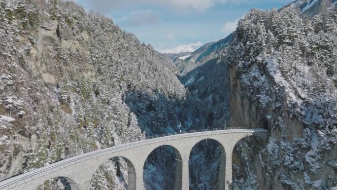 瑞士冬季的Landwasser高架桥冰川和Bernina高速铁路。