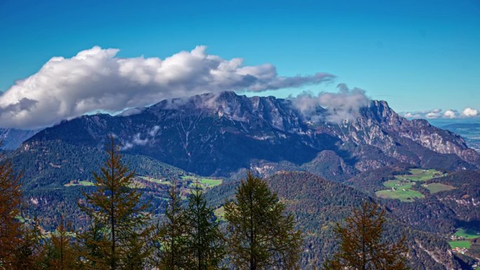从巴伐利亚阿尔卑斯山的Kehlstein岩石上俯瞰群山。
