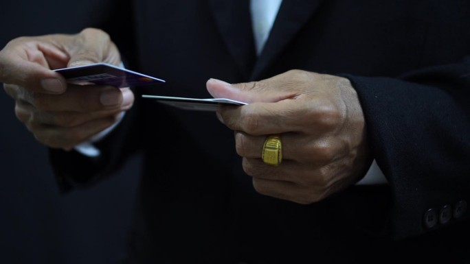 商人使用借记卡在智能手机上在线消费