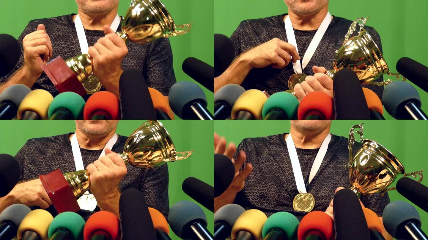 特写:在绿色背景的新闻发布会上，冠军拿着奖杯