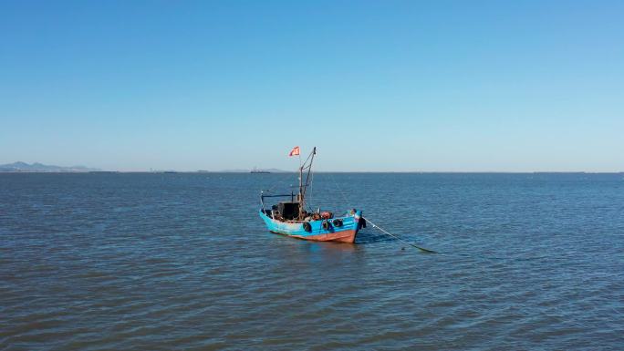 航拍大海渔船船钓海边海海岸