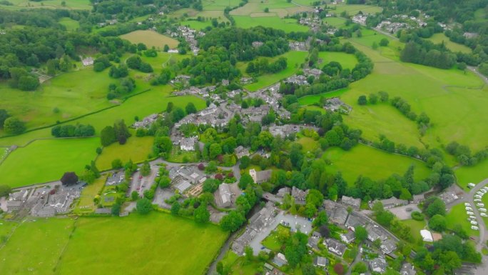 无人机拍摄的英国坎布里亚郡湖区附近的郊区