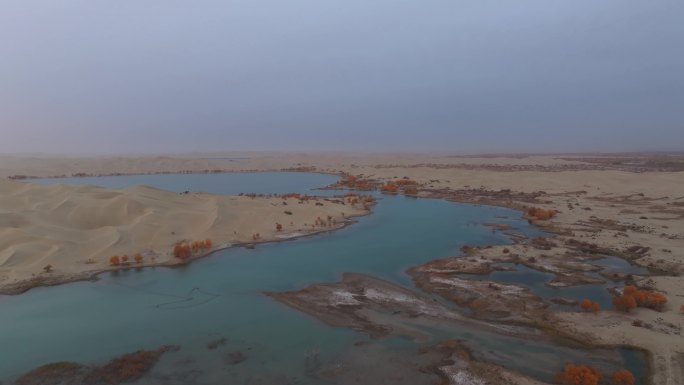 航拍秋天清晨的新疆罗布湖风景