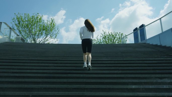 在城市的楼梯上慢跑的女人