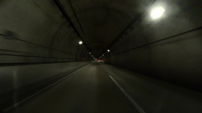 午夜开车穿过隧道驾车开车第一视角