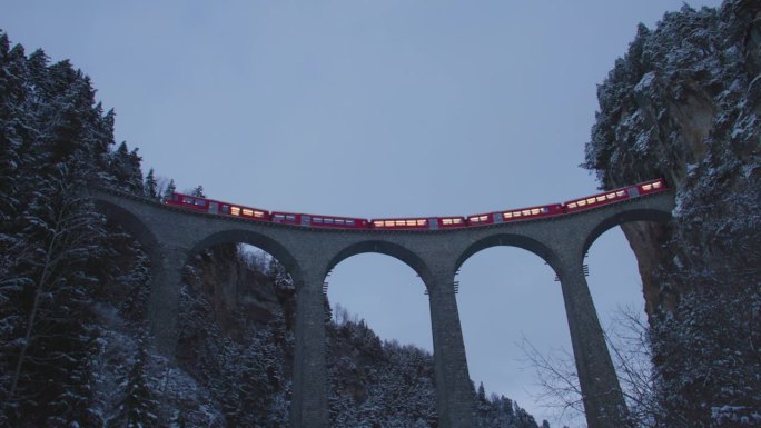 瑞士冰雪冬季的Landwasser高架桥与冰川和berina高速公路。