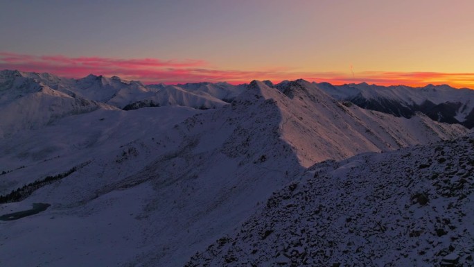 黎明的晨光把白雪皑皑的山峰沐浴在温暖的光芒中。