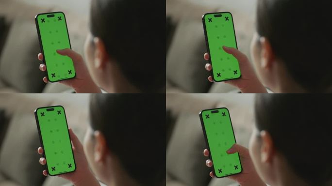 女子手持绿色触屏智能手机