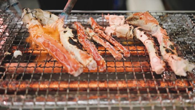 煤炭烧烤阿拉斯加/帝王蟹腿海鲜街头小吃市场筑地市场在日本京都