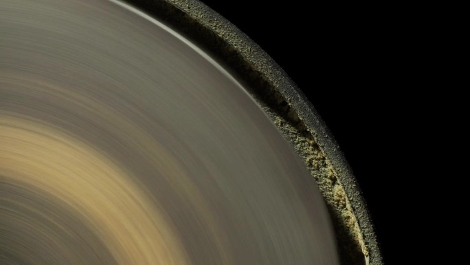 一个圆盘旋转的工作台砂光机的特写，宏。
