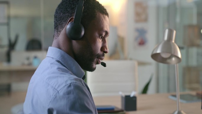 呼叫中心，沟通和黑人在电脑上的支持，客户服务或业务截止日期在晚上。认真，电话营销专业和非洲销售代理咨