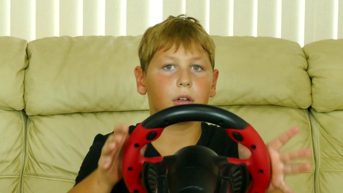 男孩在驾驶赛车模拟器