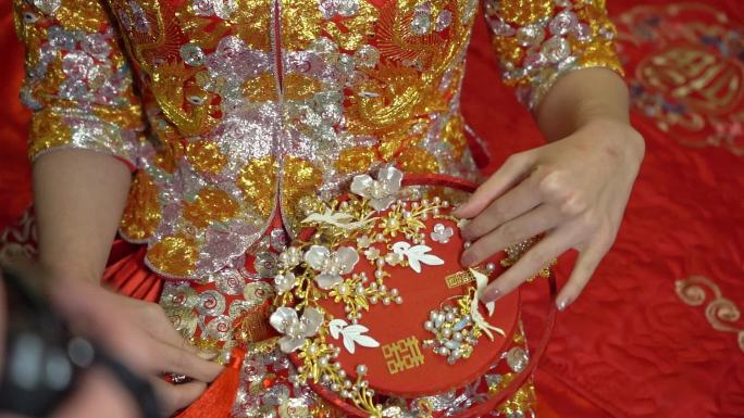 传统中式婚礼中国接亲前新娘绣荷衣抚摸扇子
