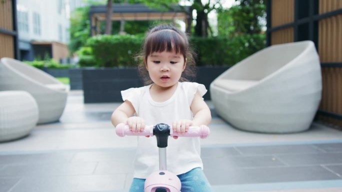 小女孩骑着滑板车小女孩视频素材玩乐娱乐