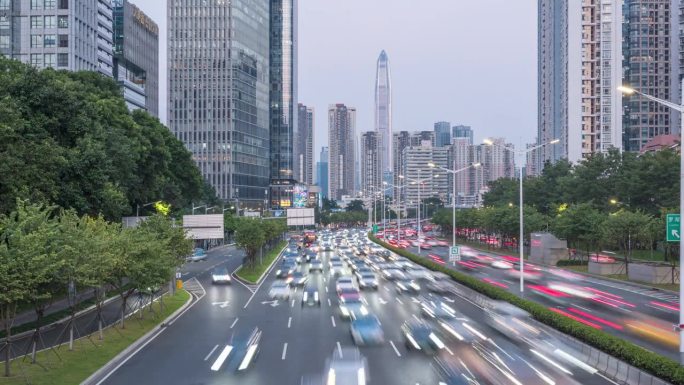 T/L MS从黄昏到夜晚，中国深圳福田区CBD主干道的交通流量和城市风景