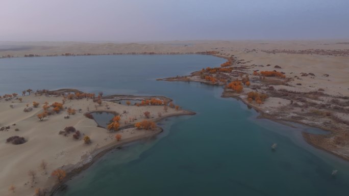 航拍秋天清晨的新疆罗布湖风景
