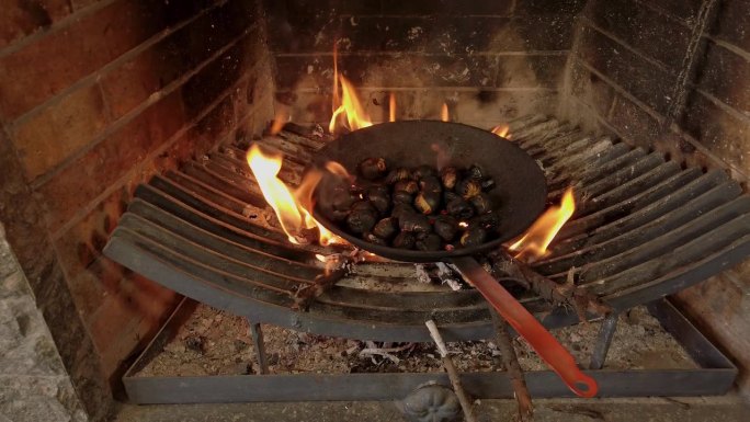 在烟囱里用平底锅煮栗子，传统方式，轨道摄像机