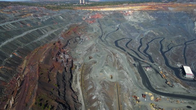 采石场铁矿开采采石场采石场卡车冶金生产巨坑顶视图无人机飞行