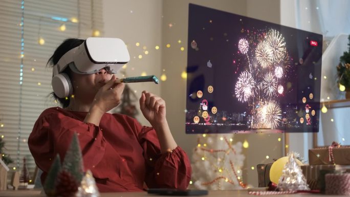 亚洲女性在家中观看直播的新年烟花虚拟活动时，使用虚拟现实眼镜倒计时和派对纸拍摄