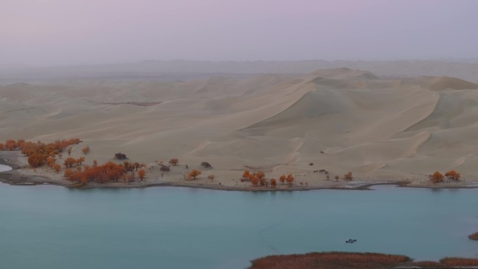 航拍秋天清晨的新疆罗布湖风景