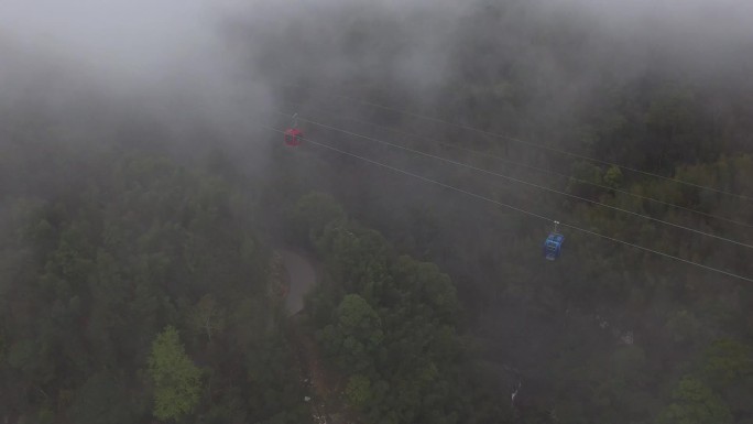 缆车在山雾间出发