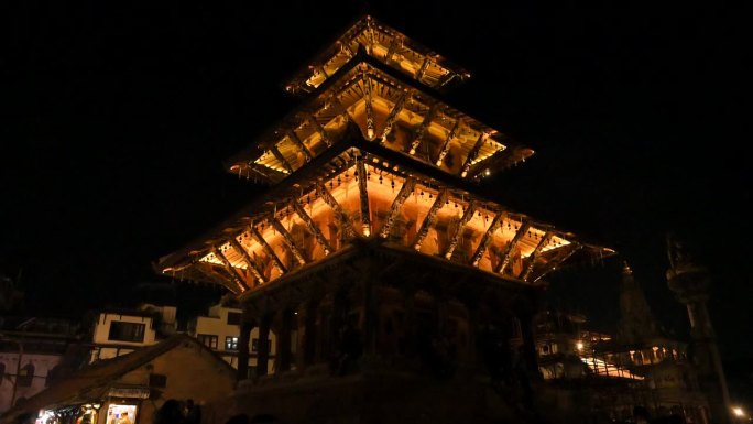 尼泊尔帕坦杜巴广场维什瓦纳特神庙夜间慢动作稳定器前进世界遗产加德满都山谷