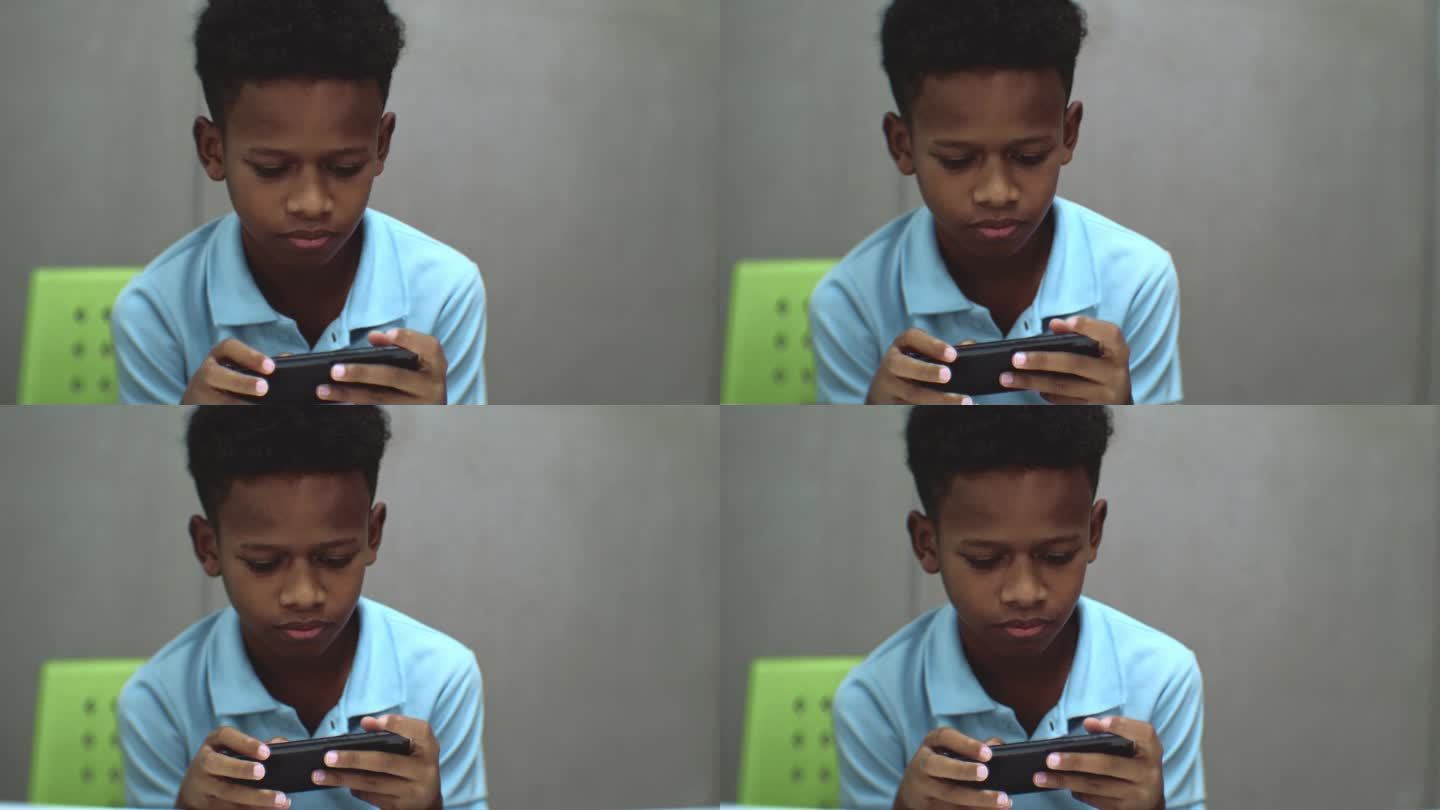 黑人男孩玩智能手机