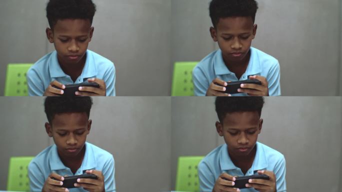 黑人男孩玩智能手机