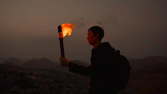 举着火把走路登山者黑夜里举着火把的探险家