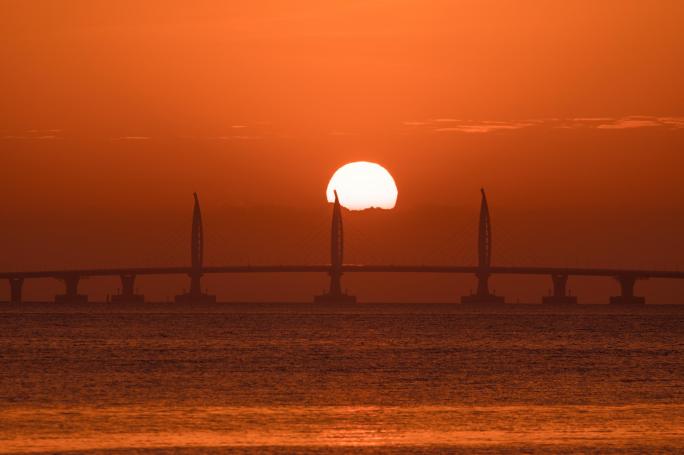 珠海海豚湾大桥太阳升起