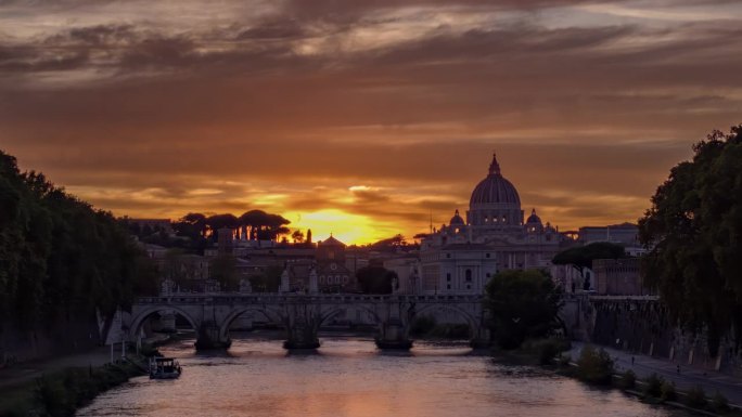 从台伯河看意大利罗马圣彼得大教堂的昼夜变化。天上没有鸟，因为它们被移走了。