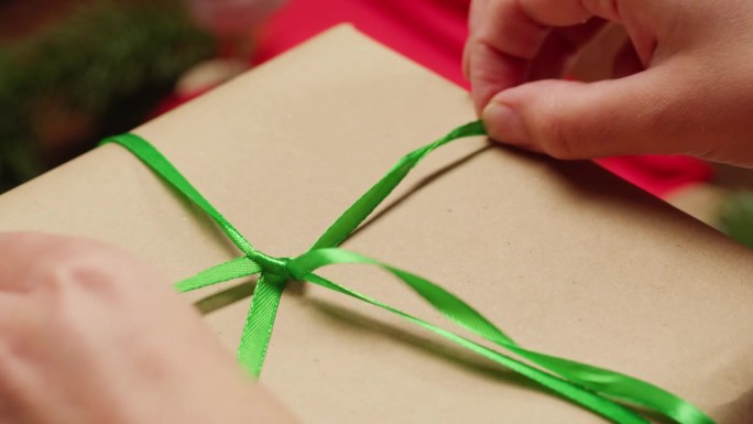 打开圣诞新年或生日礼盒的木制桌面周围的信件和礼物，俯视图，新年装饰和快乐的节日气氛，2024年，20