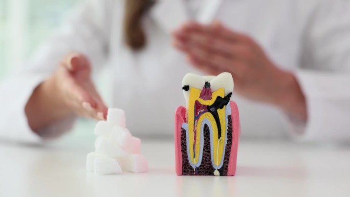 糖会破坏牙釉质，导致蛀牙