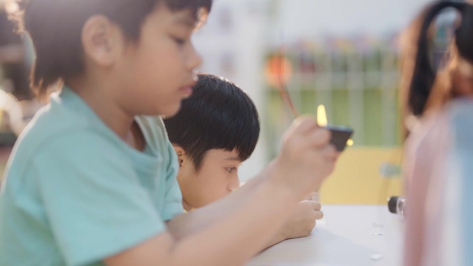 一群学生在学校的教室里与老师一起学习，用快乐和有趣的活动教育孩子