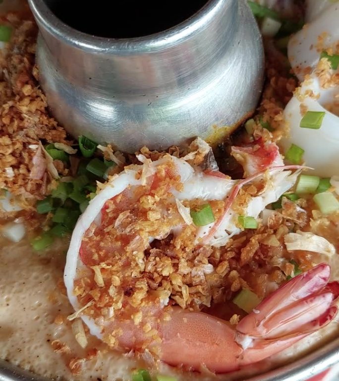 虾仁鱿鱼蒸蛋羹。泰国菜。