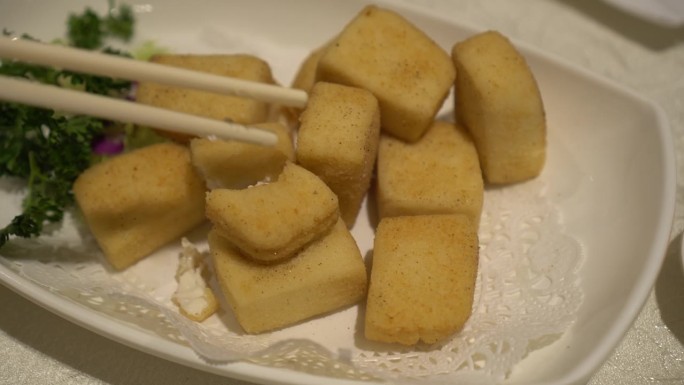 炸脆皮豆腐中国香港粤菜用筷子吃4k