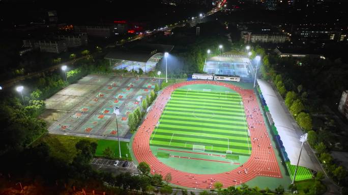 航拍重庆高校运动场夜跑运动