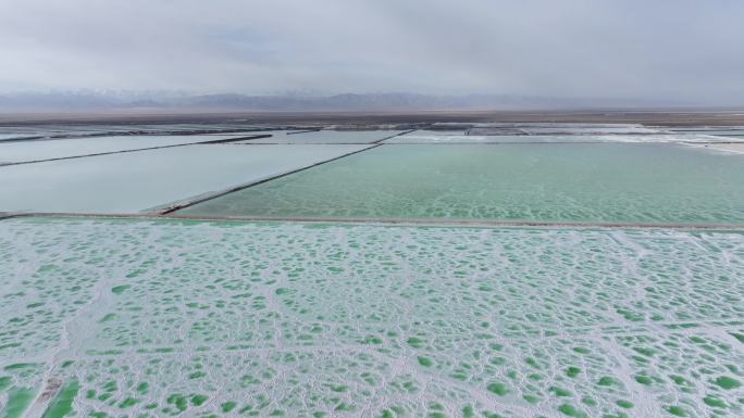 航拍青海茫崖翡翠湖风景