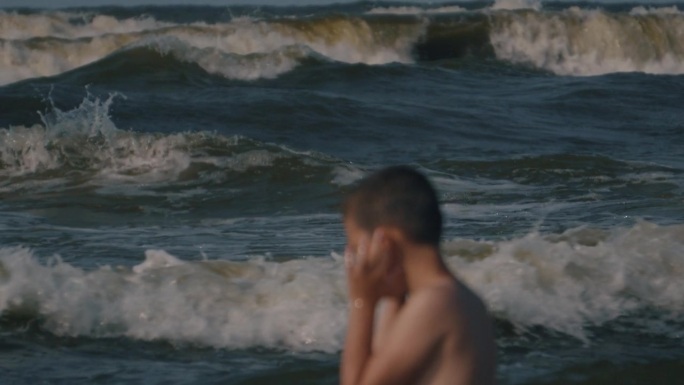 男孩看着大海很危险