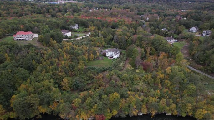 在秋天，你会发现湖中央的房子有五彩缤纷的树木，在那里你会发现和平与宁静，这是电影的完美场景。