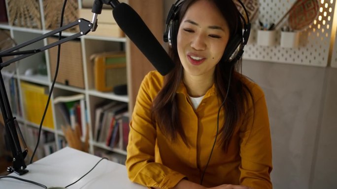 日本裔女性影响者，在她的广播频道上与嘉宾交谈