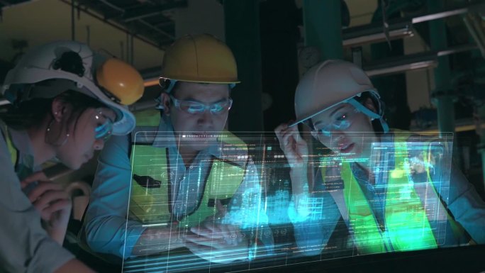 未来概念:工程师们围着发光的桌子工作，用透明的全息显示器显示工厂里的概念全息工业Hud显示数据