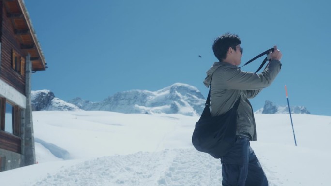 亚洲游客在雪山中散步，欣赏美丽的大自然。