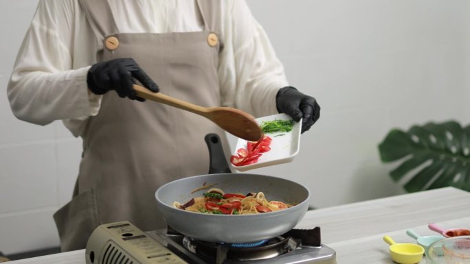 意大利和泰国风味的结合，自制意大利面和记毛在一个融合的烹饪创作食品