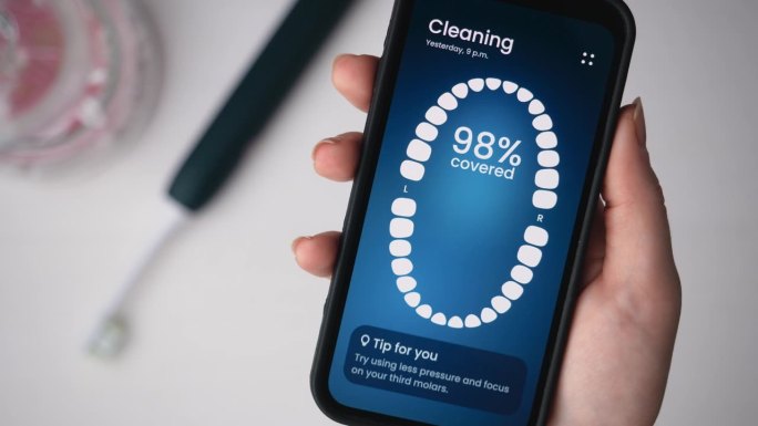 智能电动牙刷提供个人牙齿护理小贴士。使用连接智能手机应用程序的声波电动牙刷。
