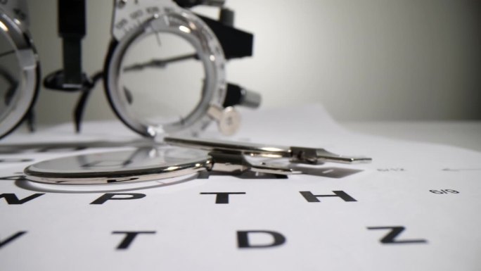 眼镜的镜片选择框在背景是眼科医生的表