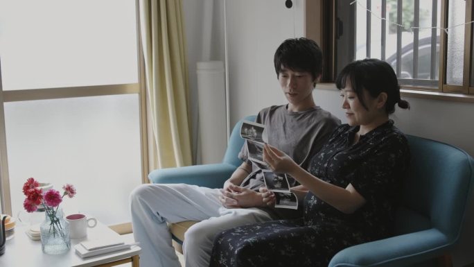 一对日本夫妇在看超声波图片