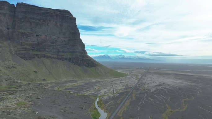 Lomagnupur和Vatnajokull冰川为背景的一号公路-无人机向前飞行